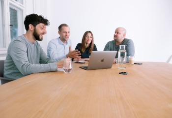 LOOM Team sitzt im Meetingraum im Office und arbeitet Contentstrategie aus