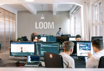 Fleißige Entwickler:innen im Büro Loft in der Digitalagentur LOOM