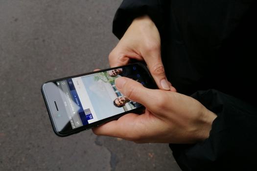 Zwei Hände bedienen ein Smartphone
