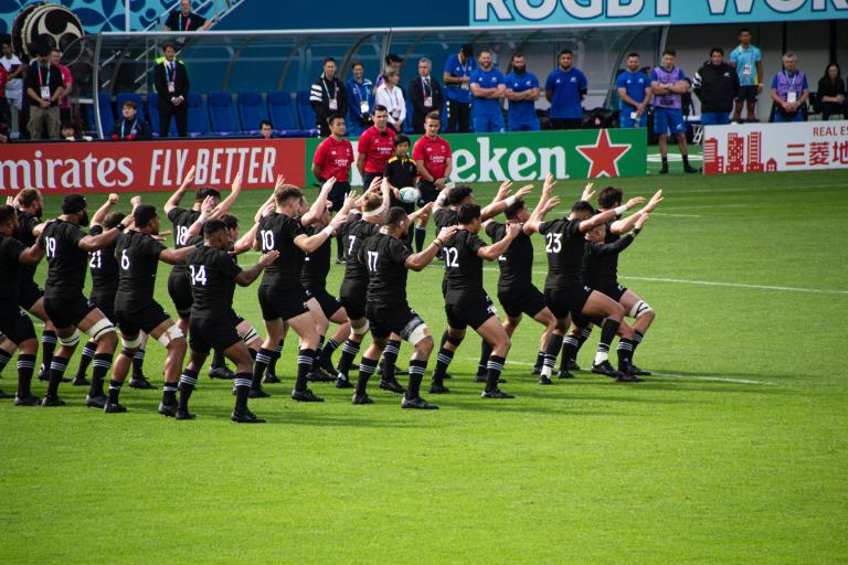  Rugby-Team tanzt auf dem Feld Photo by Stefan Lehner on Unsplash